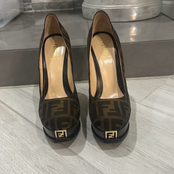 FENDI DECOLLETE’ ZUCCA JACQUARD PLATFORM HEELS - Picture 3 of 6